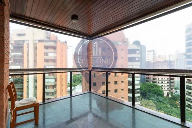 Imagem Apartamento de luxo em Moema: 3 quartos, 3 suítes, 2 salas, 5 banheiros, 4 vagas de garagem e 325m² de área. Aproveite!