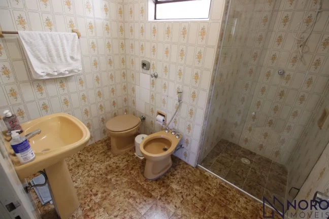 Imagem Apartamento Espaçoso e Ensolarado com 3 Dormitórios (1 suite) e Garagem no Bairr