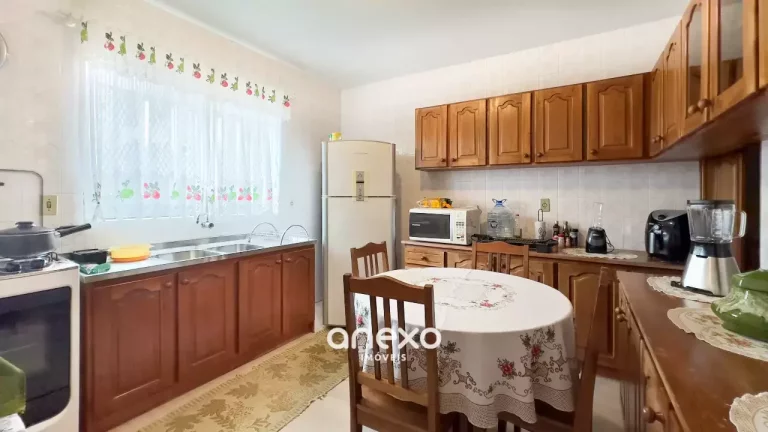 Imagem Linda Casa de 3 Dormitórios em Localização Privilegiada!
