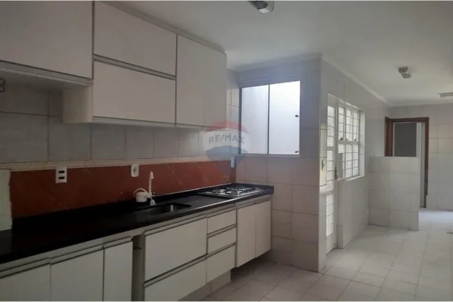 Imagem Casa com 4 quartos, 1 suíte, 6 banheiros e salão comercial. Localizada no Central Parque Sorocaba. Valor R$ 790.000. Confira! RE/MAX Shmone.