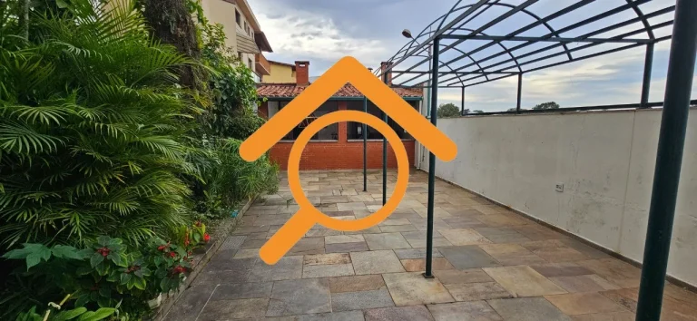 Imagem Casa Comercial para Locação em Interlagos, São Paulo - 2 Quartos, 1 Sala, 2 Banheiros, 4 Vagas de Garagem - 175m²