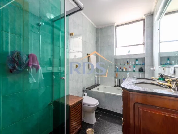 Imagem Oportunidade ! Apartamento 190 m ! 03 dormitórios 01 suíte 01 dormitório com varanda. Próximo metrô Oscar Freire