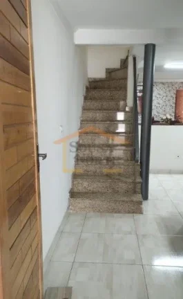 Imagem Sobrado com 250 m² de área útil, dispõe de 2 dormitórios com varanda, 1 banheiro, sala de estar...