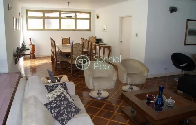 Imagem Excelente casa com 377m², face norte na melhor localização de Alto de Pinheiros. Amplo living com...