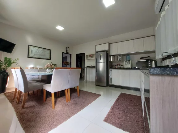 Imagem Casa com Edícula tendo 3 dormitórios sendo 1 suíte e 3 vagas no bairro São Marcos em Joinville