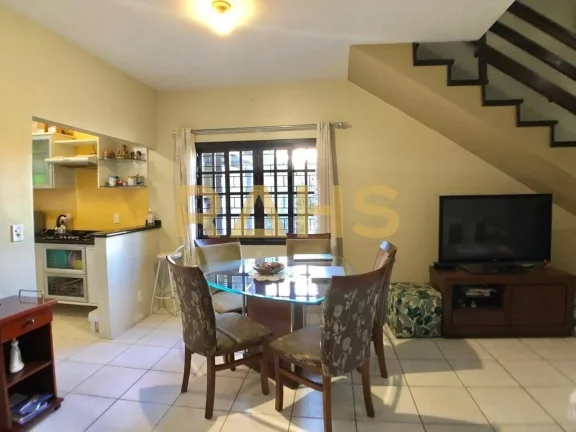 Imagem Sobrado com 2 suítes e 1 quarto, ampla área gourmet com churrasqueira e piscina, 2 vagas de garage...
