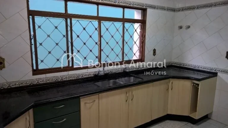 Imagem Sobrado espaçoso com 3 dormitórios, sendo 1 suíte com hidromassagem e closet, além de 2 dormitó...