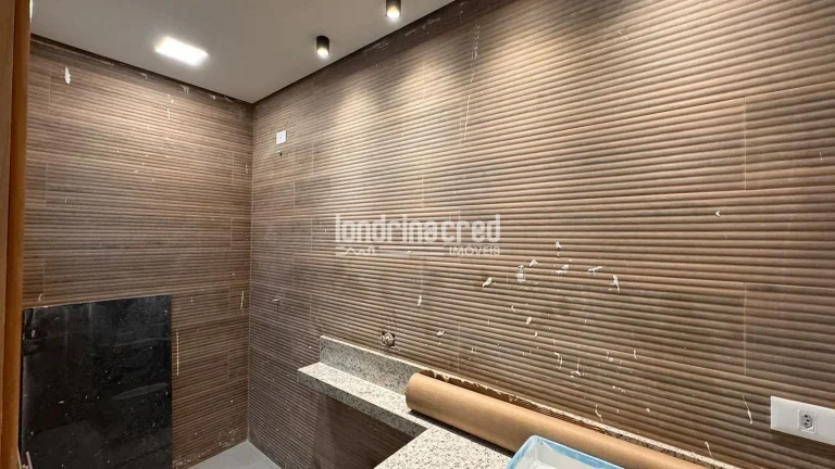 Imagem **Casa à venda no Condomínio Morada das Flores com 3 dormitórios, 1 suíte, banheiro social, 2 vagas de garagem e 85m² construídos em terreno de 125m²**
