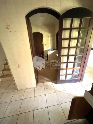 Imagem CASA À VENDA COM TERRENO DE 1500 M², POÇO ARTESIANO, 4 DORMS (2 SUITES), 3 SALAS, SENDO 1 COM LAREIRA, COZINHA COM ARMÁRIOS E DISPENSA, MAIRIPORÃ, SP.