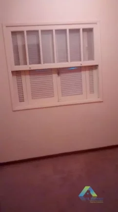 Imagem Lindo sobrado com 3 dormitórios, 2 vagas de garagem com excelente localização em bairro com fácil acesso a comércios e principais avenidas.
