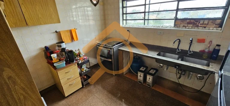 Imagem Casa de luxo em Interlagos: 4 quartos, 2 suítes, 3 salas, 5 banheiros, 6 vagas, 350m² de área - São Paulo-SP.
