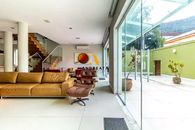 Imagem Apresentamos este triplex de 595m² no Humaitá