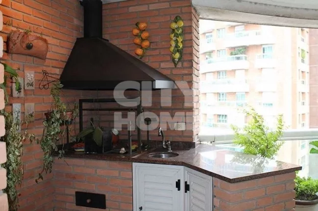 Imagem Excelente apto com 367 m² de área útil no melhor do Panamby. Living enorme, com lareira e varanda...