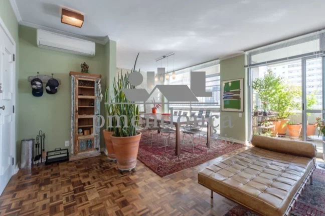 Imagem Apartamento reformado na Av Higienópolis com 3 quartos ( 1 suíte ) e 2 vagas, 219m³
