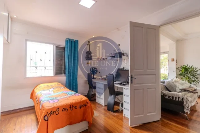 Imagem Luxuosa casa à venda no Bosque da Saúde, São Paulo-SP: 4 quartos, 2 salas, 2 banheiros, 3 vagas de garagem, 767,00 m² de área.