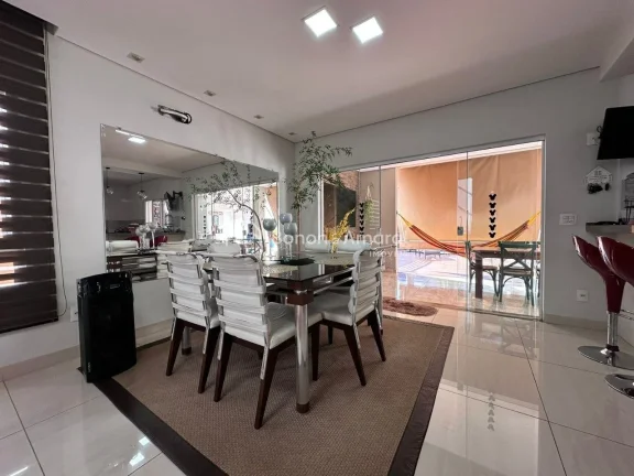 Imagem Casa à venda no Condomínio Reserva Real em Paulínia

O sobrado conta com uma sala de estar c/ pé...