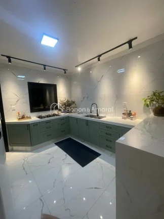Imagem Linda e aconchegante casa, com 3 quartos sendo 1 suíte, 1 banheiro social, 1 lavabo com armário pl...