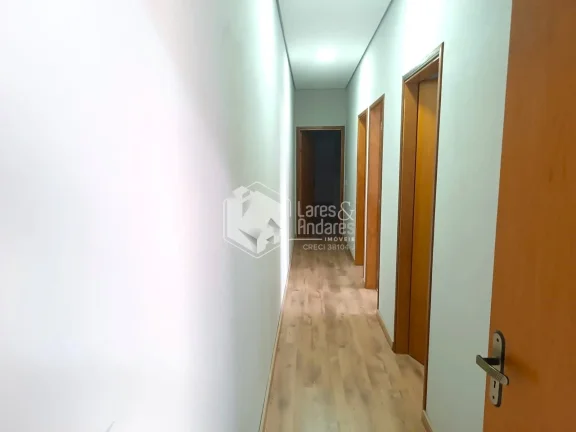 Imagem CASA À VENDA, COM 190M² 3 DORMS (1 SUÍTE) 5 VAGAS, PISCINA, CHURRASQUEIRA - RESIDENCIAL CALIFÓRNIA GARDEN, SÃO SEBASTIÃO DO PARAÍSO, MG