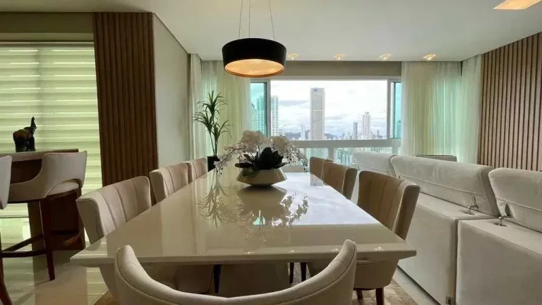 Imagem Apartamento mobiliado com 2 suítes, 2 demi-suítes e 3 vagas de garagem em Balneário Camboriú