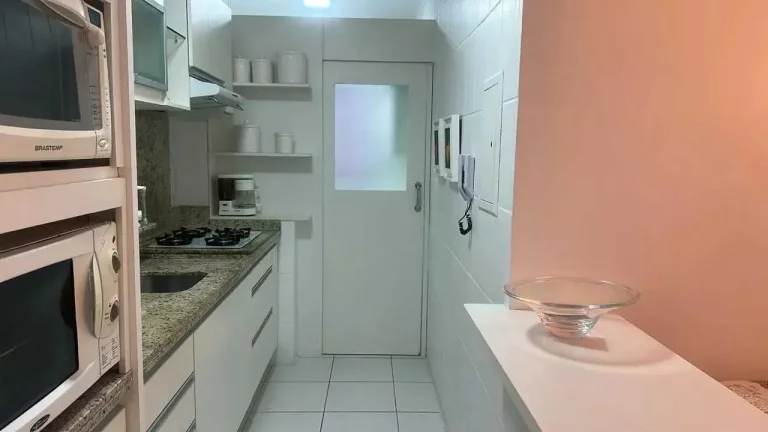 Imagem Apartamento mobiliado com 2 dormitórios sendo 1 suíte com sacada e 1 vaga de garagem