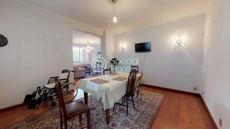 Imagem Apartamento super espaçoso com 325m2 de área privativa, 3 dormitórios ( 1 suíte) e 2 vagas na ga...