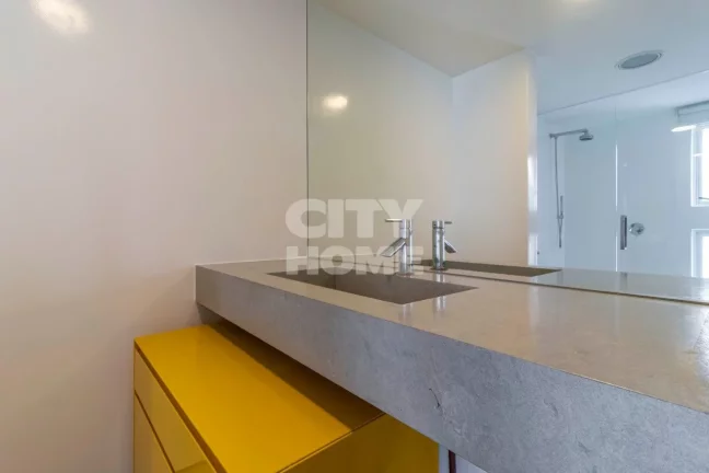 Imagem Simplesmente incrível. São 337 m2 com 4 dormitórios ( 3 suítes ), 5 banheiros e 2 vagas na garag...
