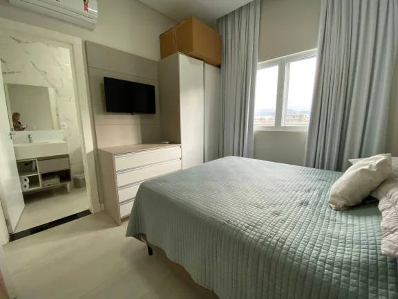 Imagem Casa mobiliada no Condomínio Caledônia com 4 suítes e 4 vagas de garagem em Camboriú-SC