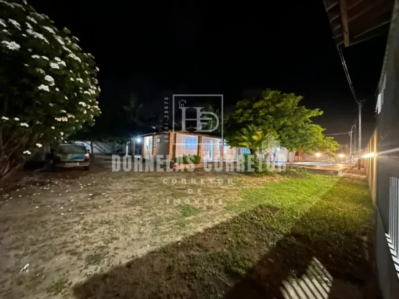 Imagem CASA A KM DO MAR COM ÁREA GOURMET E PISCINA, 3 QUARTOS, 1ST, VÁRIAS VAGAS DE GARAGEM, EM FRENTE A AVENIDA, TERRENO 30X30
