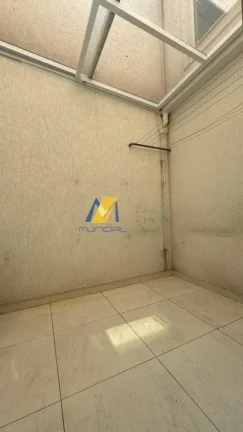 Imagem Sobrado à Venda com 181m², 3 dormitórios, 1 suíte, 1 sala e 5 vagas!!!