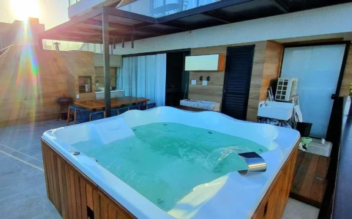 Imagem A 5ª Avenida Imóveis selecionou este charmoso apartamento revertido para 2/4 c/ Terraço, jacuzzi vista deslumbrante para o mar da Barra e do Carnaval: