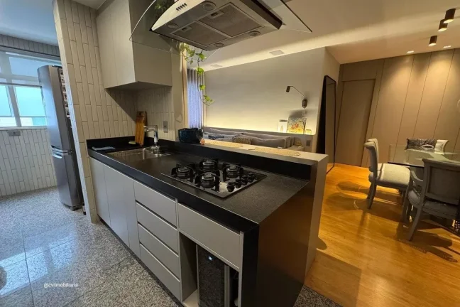 Imagem Este espaçoso apartamento de 95 metros quadrados está localizado no prestigiado bairro Funcionári...
