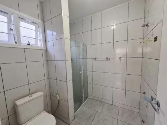 Imagem Casa à venda no Centro de Ubatuba-SP: 4 quartos, 2 suítes, 1 sala, 3 banheiros, 3 vagas de garagem - 210m² de área.