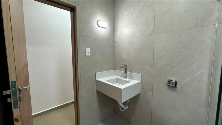 Imagem Espaçosa Casa Geminada à Venda no Mirim, Praia Grande - 2 Quartos