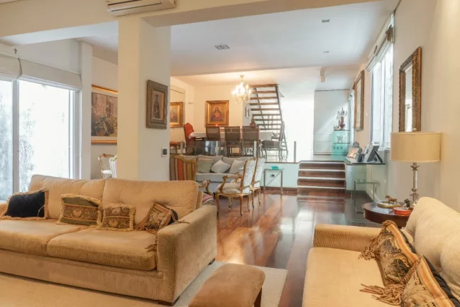 Essa casa possui cinco dormitórios, sendo quatro suítes, hall, lavabo, sala de jantar, sala de TV ...