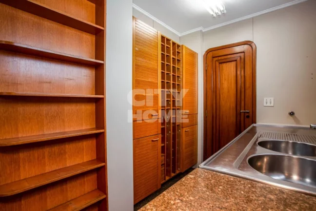 Imagem Lindo apartamento com 240m2, 3 dormitórios ( 1 suíte ) e 2 vagas na garagem. Apartamento impecáve...