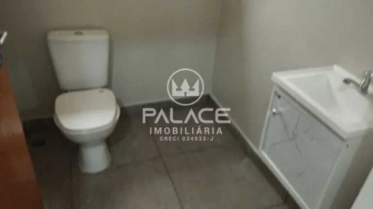 Imagem .Barracão excelente localização com 271,75 m²
 Salão comercial 
 02 banheiros social,;
 Cozinh...