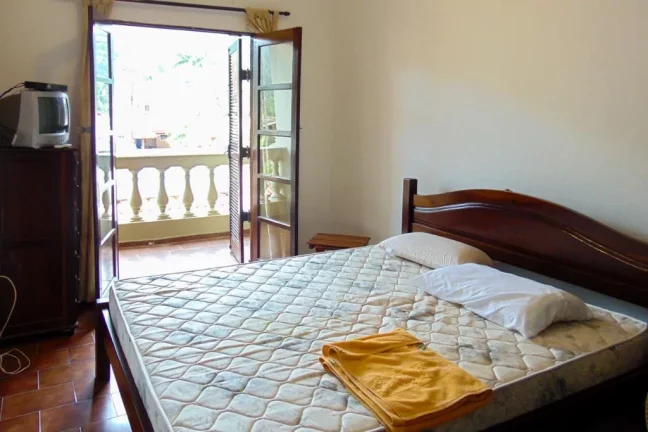 Imagem Praia do Guaiúba - Casa com 04 dormitórios - Piscina e churrasqueira - Vaga para 06 automóveis.