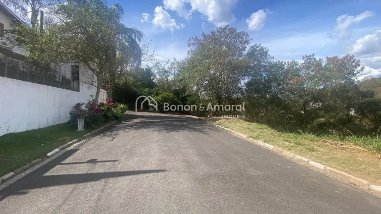 Imagem O lote tem 618 m² em declive, localizado ao lado da mata, garantindo contato direto com a natureza,...