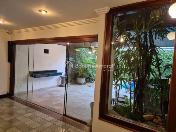 Imagem Linda e espaçosa casa em condomínio, com área construída de 312 m² e 320 m² de terreno. O imó...