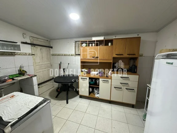 Imagem CASA A KM DO MAR COM ÁREA GOURMET E PISCINA, 3 QUARTOS, 1ST, VÁRIAS VAGAS DE GARAGEM, EM FRENTE A AVENIDA, TERRENO 30X30