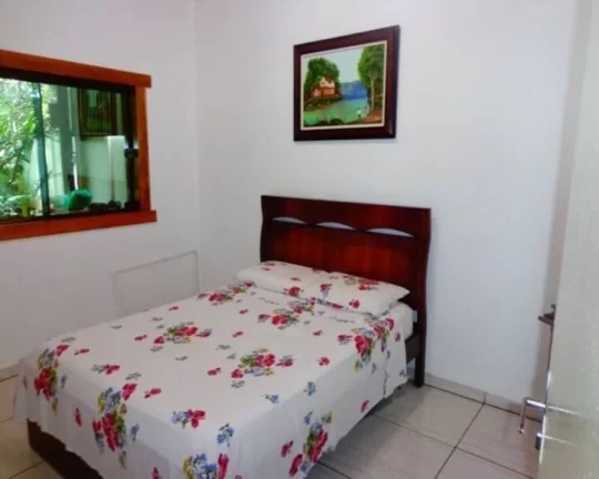 Imagem LINDA CASA EM ÓTIMA LOCALIZAÇÃO, COM SALA, COZINHA, ÁREA DE SERVIÇO, BANHEIRO, 03 QUARTOS, ÁRE...