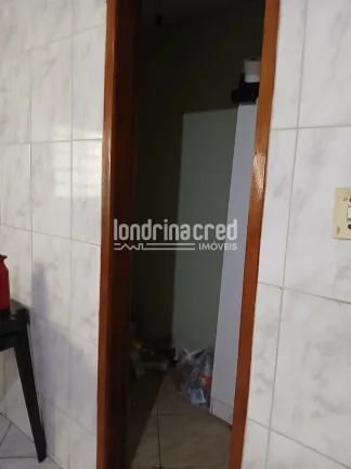 Imagem Ótima Casa na Zona Norte de Londrina: 4 Dormitórios, 2 Banheiros, 2 Vagas de Garagem e 250m² de Terreno. Conforto e Espaço para Sua Família, Agende Sua Visita!