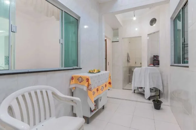 Imagem Casa com 3 suítes e 2 vagas de garagem no Centro de Balneário Camboriú.