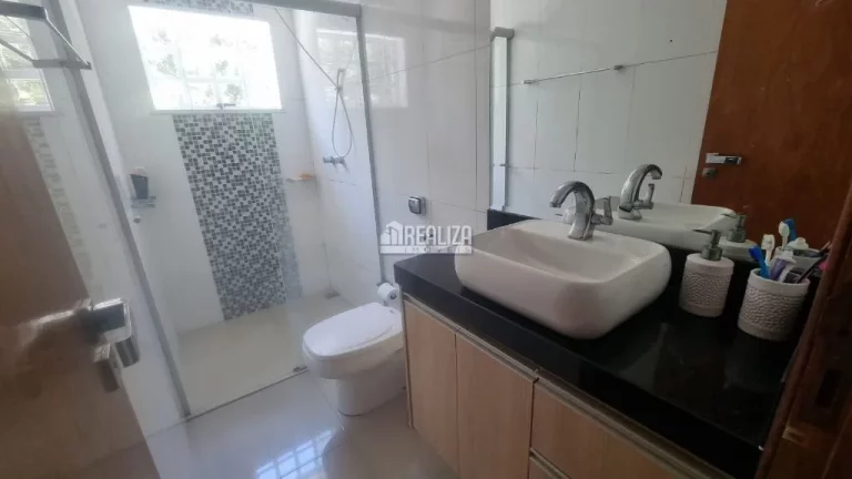 Imagem Casa à venda no bairro Dom Eduardo II, Uberaba: 3 dormitórios, piscina aquecida e móveis planejados!