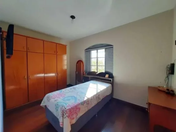 Imagem Charmosa casa de dois andares com câmera de segurança e seis dormitórios em bairro tranquilo de Barbacena/MG