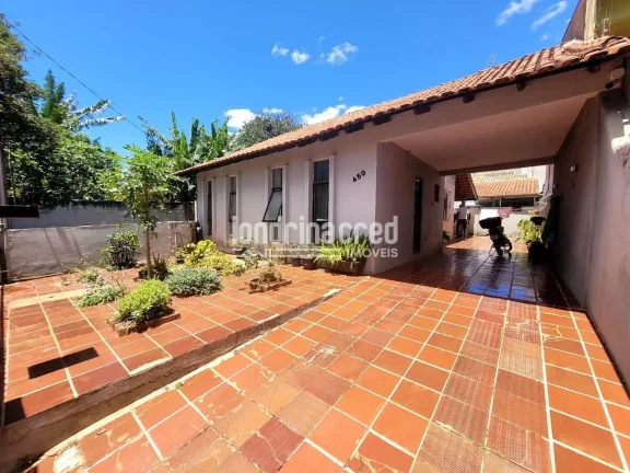 Imagem Casa espaçosa com 2 dormitórios, 2 banheiros e 2 vagas de garagem em terreno de 300m², com 126m² de construção — conforto e praticidade em um só lugar!