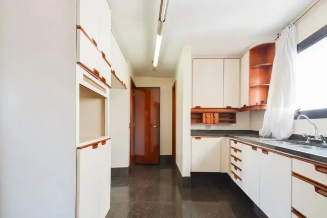 Imagem Apartamento 274M², 4Q, 1 Suíte, 4 Banheiros, 3 Vagas, Varanda, Piscina, Salão de Festas, Playground, Quadra, Hidro, Despensa.