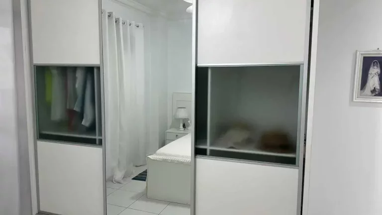 Imagem Apartamento mobiliado com 2 dormitórios sendo 1 suíte com sacada e 1 vaga de garagem