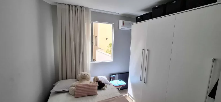 Imagem Apartamento mobiliado com 3 dormitórios sendo 1 suíte e 1 vaga de garagem em Florianópolis