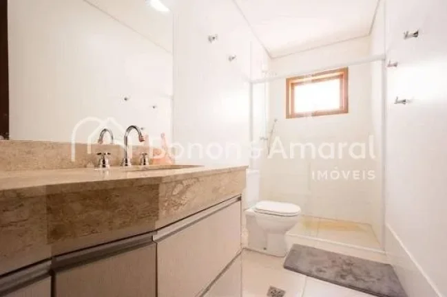 Imagem Casa espaçosa e encantadora, com 340 m², para viver com conforto e estilo. A residência possui um...